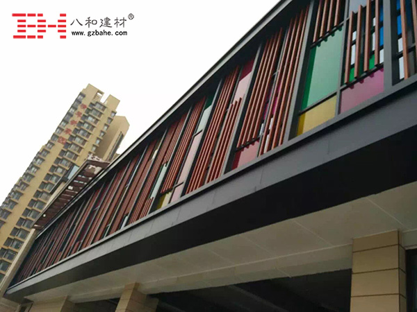 木紋型材方通外墻裝飾效果-橫琴中央?yún)R沿街商鋪 木紋型材方通外墻裝飾效果-橫琴中央?yún)R沿街商鋪