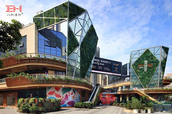 成都建發(fā)鷺洲里，木紋鋁方管打造的圍欄欄柵及走廊天花吊頂