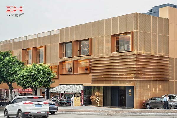銅色穿孔鋁板外墻，極具金屬感的廣州得意日式鐵板料理餐廳